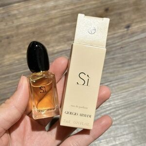 Giorgio Armani Si Eau de Parfum - Black and Cream